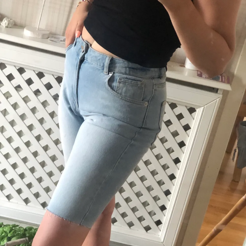 Supersnygga och trendiga jeansshorts från na-kd i en vintage 90s vibe!! 🦋💙 aldrig använda men har tyvärr ingen prislapp kvar.. säljer då jag inte tycker de sitter så snyggt på mig. Pris: 300 kr inklusive frakt . Shorts.