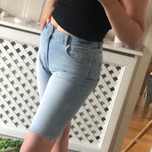 Nakd jeansshorts  - Supersnygga och trendiga jeansshorts från na-kd i en vintage 90s vibe!! 🦋💙 aldrig använda men har tyvärr ingen prislapp kvar.. säljer då jag inte tycker de sitter så snyggt på mig. Pris: 300 kr inklusive frakt 