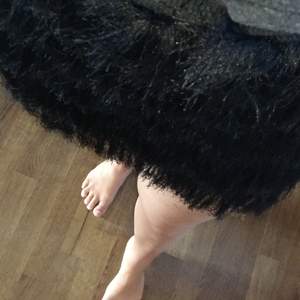Cool fransig kjol från Lindex! Bara använd ett fåtal gånger! Säljer pga att den är för liten! Kan mötas upp i Stockholm annars står köparen för frakten 