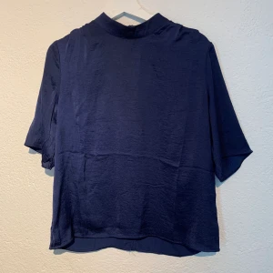 Marinblå blus - Fin blus ifrån Rut&Circle. Prislappen borttagen men blusen är aldrig använd 