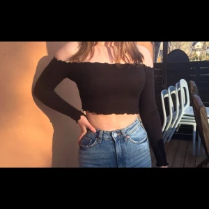 Off-shoulder tröja - Säljer min svarta off-shoulder tröja från Bikbok, storlek XS. Nästan oanvänd, ser som ny ut. Köparen står för frakt 💗