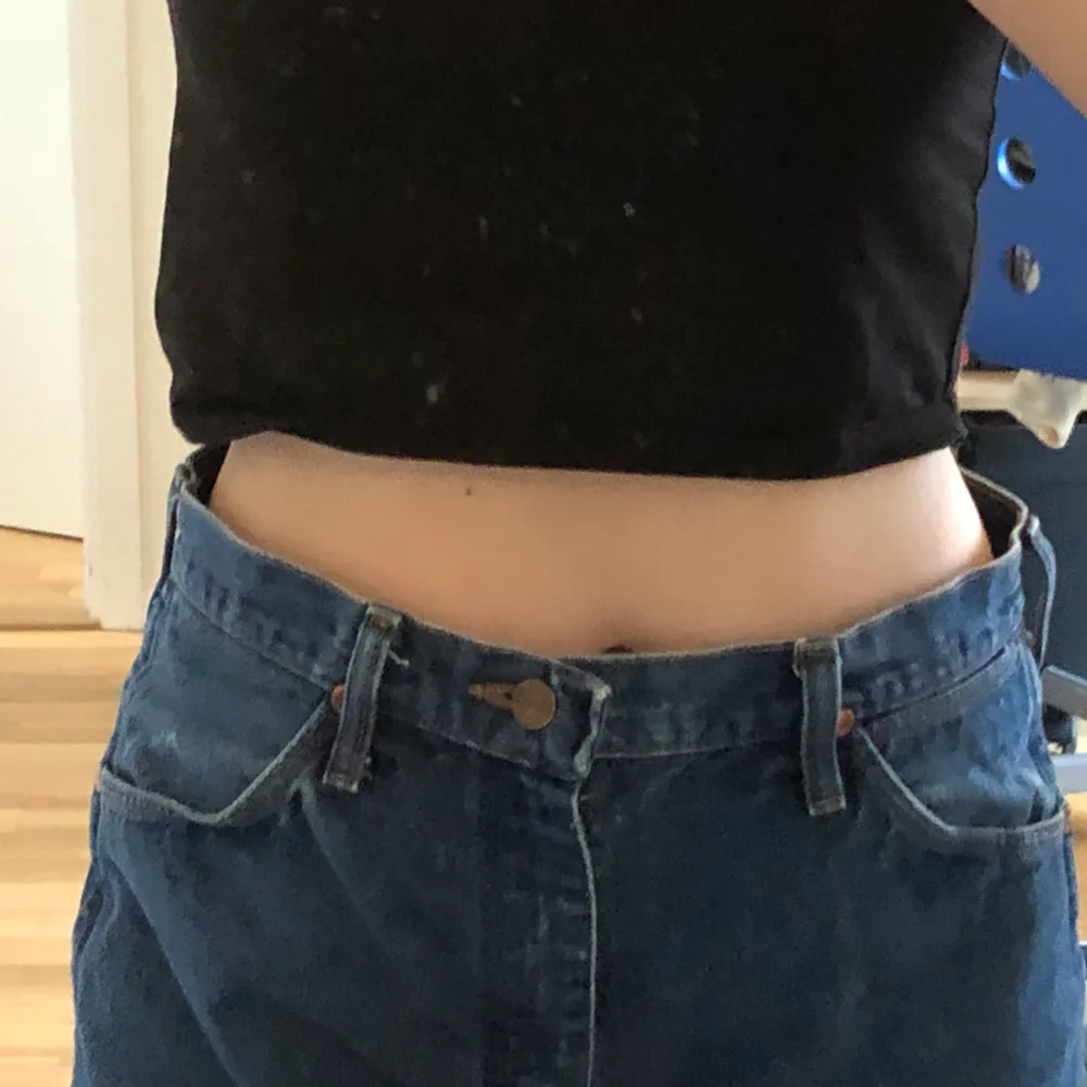 Säljer dessa superfina blåa wrangler jeans. Köpta second hand, men i bra skick och jättesköna!. Jeans & Byxor.