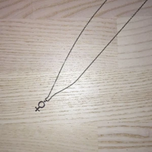 halsband - fint halsband med kvinnotecknet/feministmärket :) sparsamt använt. först till kvarn, om det är fler intresserade bli det budgivning! HÖR AV ER VID FRÅGOR