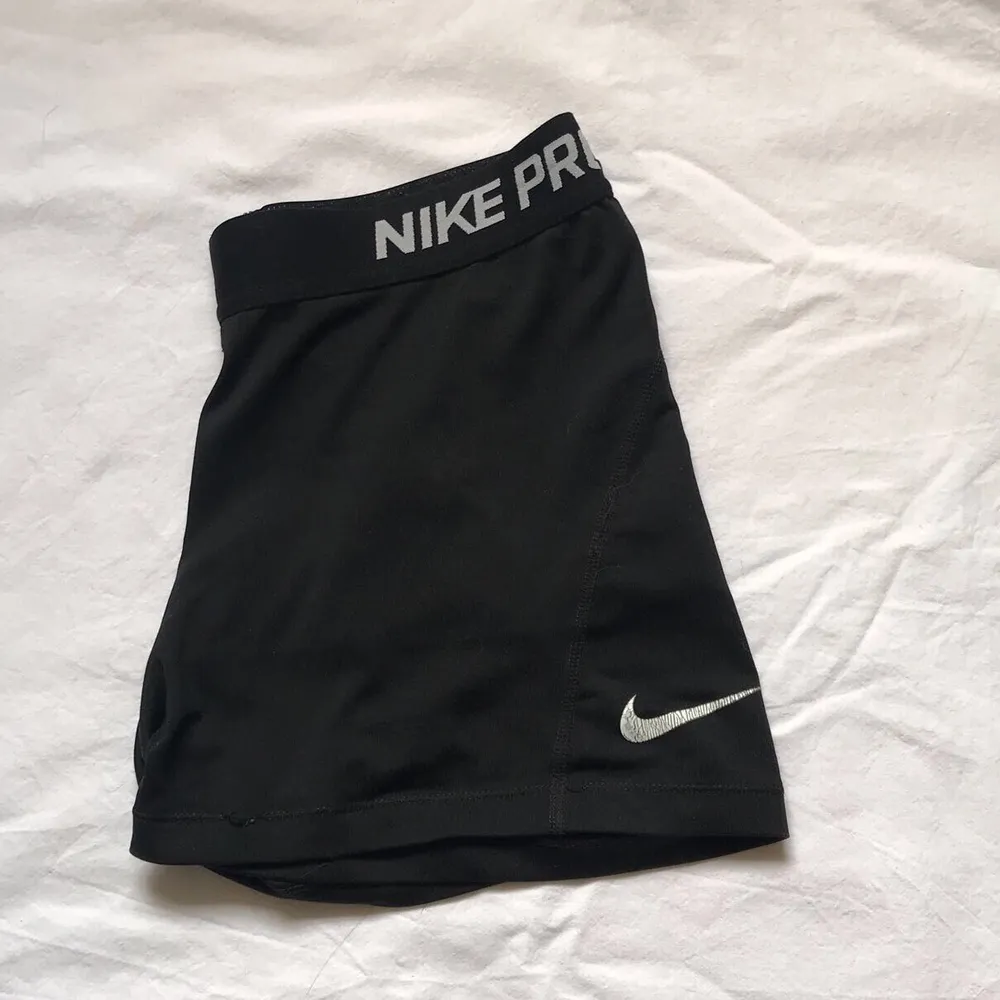Säljer ett par svarta Nike Pro shorts i storlek M! Använt skick så cond. 6/10. Shorts.