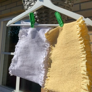 Två bandeau toppar, gul och vit  - Båda i storlek S 