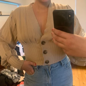 Kort kofta från NAKD, aldrig använd - Kort beige kofta från NAKD, aldrig använd prislapp sitter kvar! 100kr, köparen står för frakten