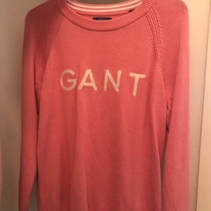 Gant tröja - Oanvänd, rosa stickad tunn tröja med broderi.  35kr frakt tillkommer 