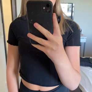 Svart tight croppad tröja - Svart tight croppas tröja från Gina tricot i storlek S. Använd bara några få gånger så den är i väldigt bra skick. Först till kvarn (pris+frakt). 