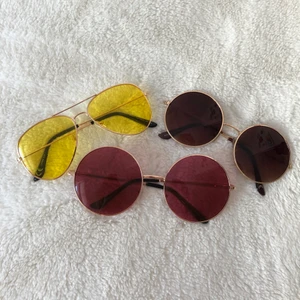 Solglasögon - 3 solglasögon jag inte längre använder!! De gula och röda är köpta second hand och de bruna är från gina!!! Kan köpas separat eller alla 3 tillsammans.          Gula: 100kr röda: 70kr Bruna:55kr