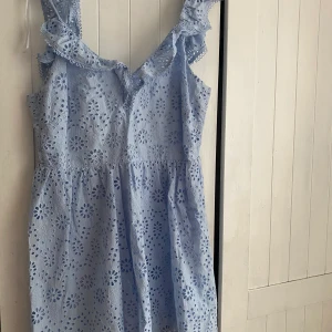 Ny klänning från HM - Söt Klänning från HM med prislappen kvar, strl 38, nypris 599