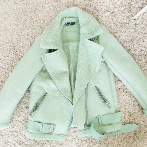 Unik ljusblå skinnjacka i fakeskinn - Ljusblå jacka i fakeskinn med snygga detaljer. Använd ett fåtal gånger, nästintill nyskick. Frakt tillkommer (+95 kr). Samfraktar självklart om du köper mer! 