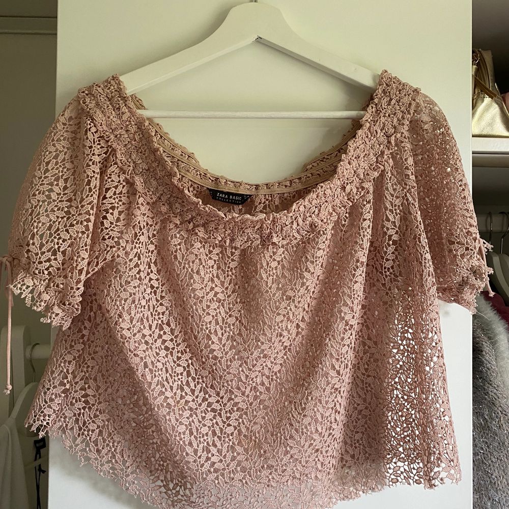 Säljer denna fina, söta topp från Zara. Den har offshoulder och är croppad i ljusrosa färg och är i spets. Använd endast en gång då den inte kommer till användning! Nypris: CA 399kr, säljer för 90kr inklusive frakt. Storlek medium men passar en small.. Toppar.