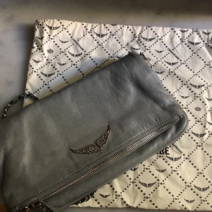 Zadig väska  - Säljer min fina Zadig väska. Sparsamt använt helt okej skick , några slitningar som visas i de sista bilderna men de syns inte så mycket i verkligheten och annars är väskan super fin. Budaaaa