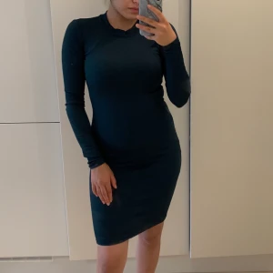 Klänning  - Klänning i storlek XS. Färg:mörkgrön (syns bättre på bild 2). Säljer för 75kr & frakt tillkommer 🌸