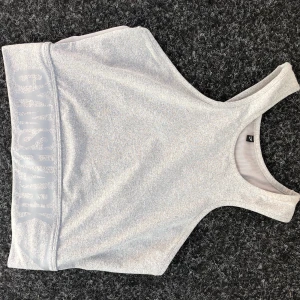 Gymshark topp  - Fin topp från gymshark i nyskick! Loggan är hel och fin storlek s