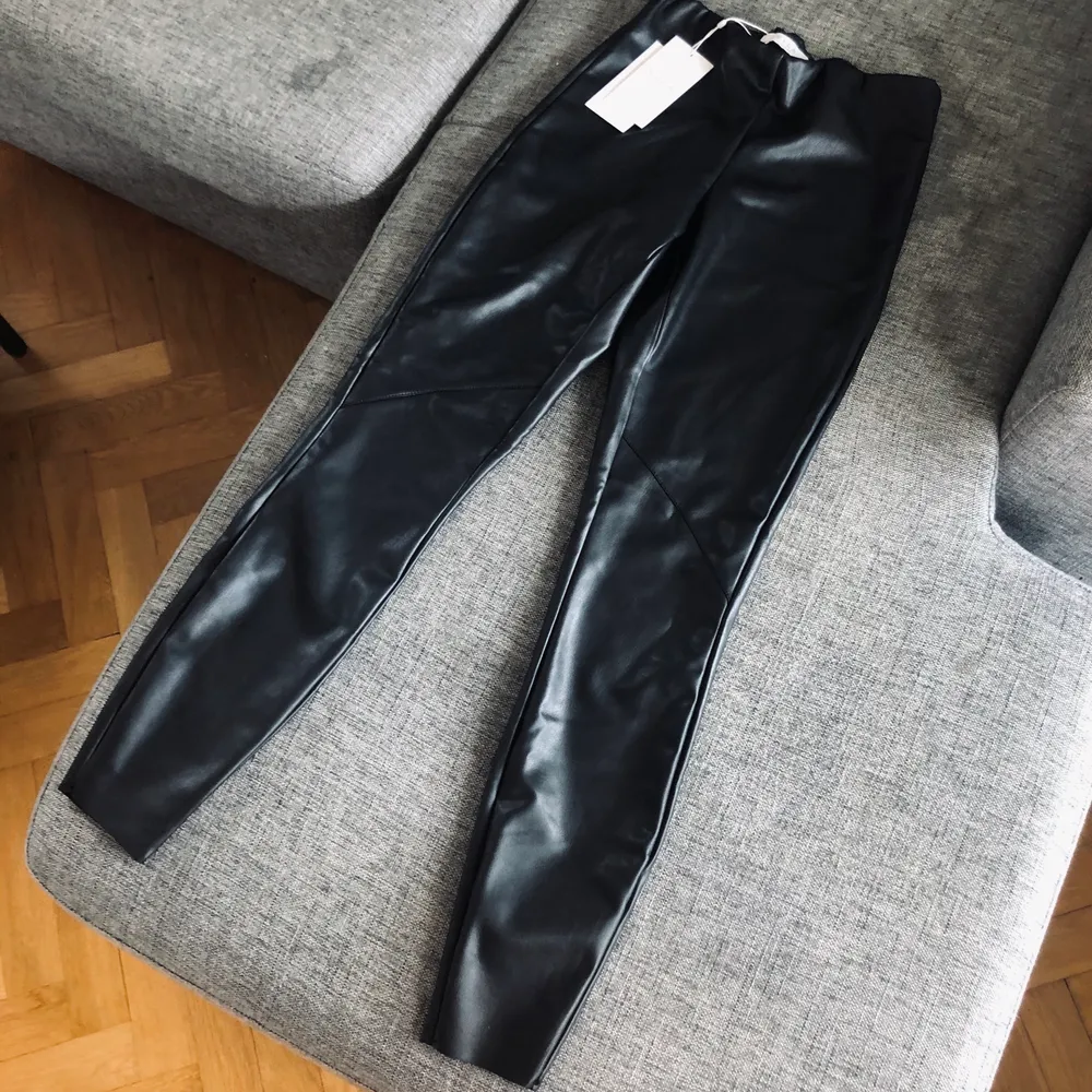 Byxor/leggings i skinnimitation i storlek XS, prislapp kvar och givetvis då oanvända . Jeans & Byxor.