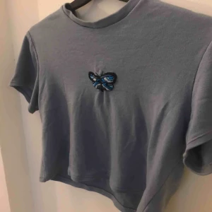  - Gullig tröja som jag själv sytt. Blå broderad fjäril. Frakt 39kr💙