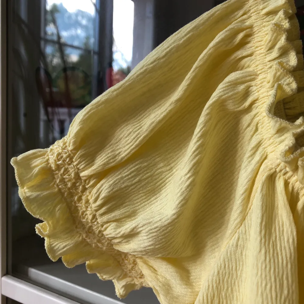Supersöt gul croppad topp i storlek S. Passar perfekt till en fin kjol eller högmidjade shorts. Säljs pga flyttrensning. 🥰🥰 . Toppar.