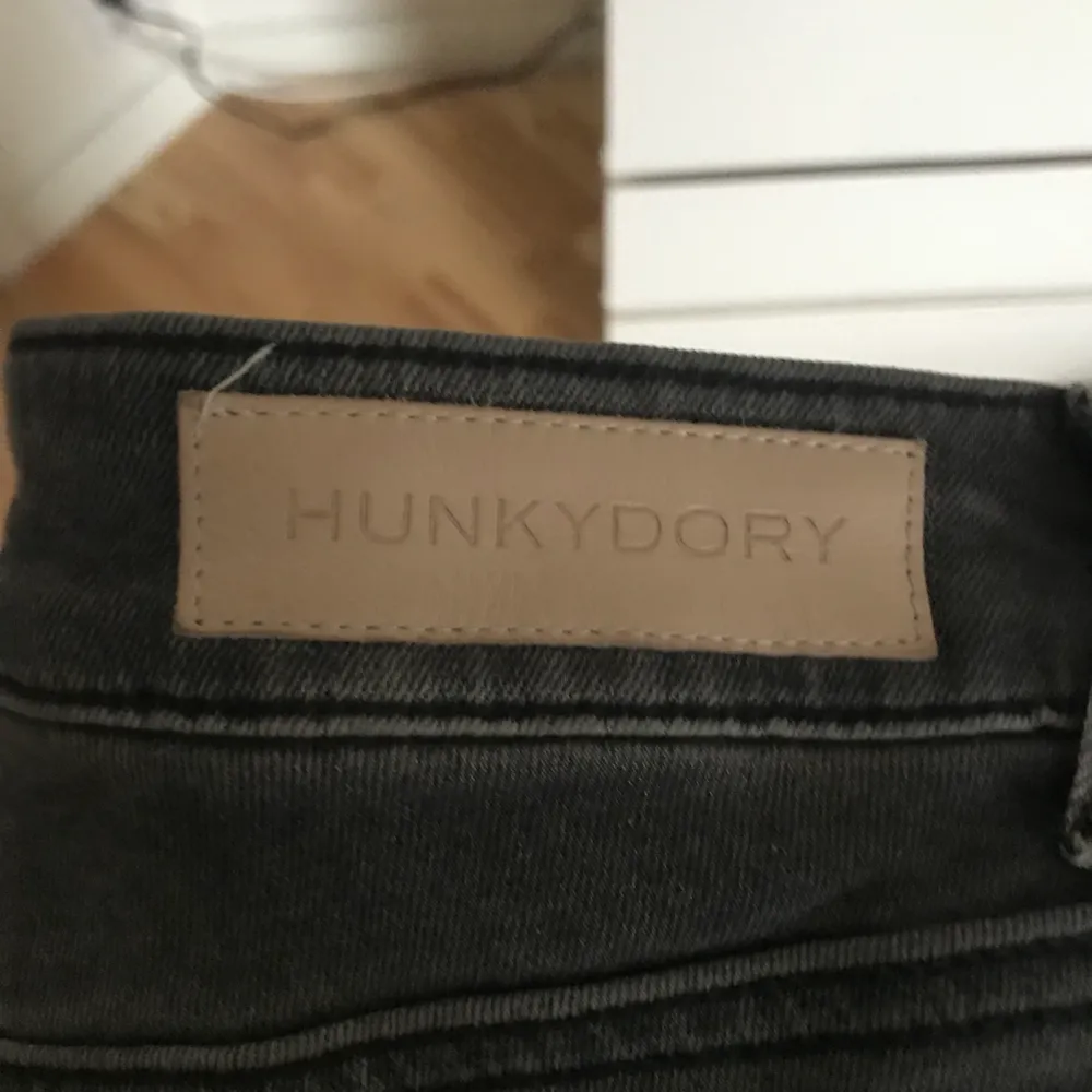 Otroligt snygga jeans från Hunkydory. Dom är grå, stretchiga och har en svart rand på sidorna. Har använt dessa max 5 gånger då de är för stora för mig! Nypris 1500 kr. Jeans & Byxor.