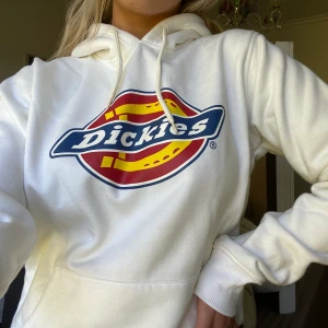 Dickies hoodie  - Vit hoodie från Dickies, använd max 2 gånger så näst intill ny! Små sminkfläckar men tvättas. Köparen står för frakt 📦 Är själv S/M så den är inte så liten i storleken, perfekt ”oversized” hoodie. Pris kan diskuteras!!💕