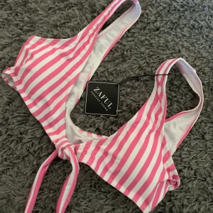Bikinitopp - Helt oanvänd bikinitopp från Zaful med knytning fram (som på andra bilden), lappen är kvar. Storlek S/36 men liten i storleken så skulle säga att den är som en 34, frakt blir 22kr🧚🏼‍♀️