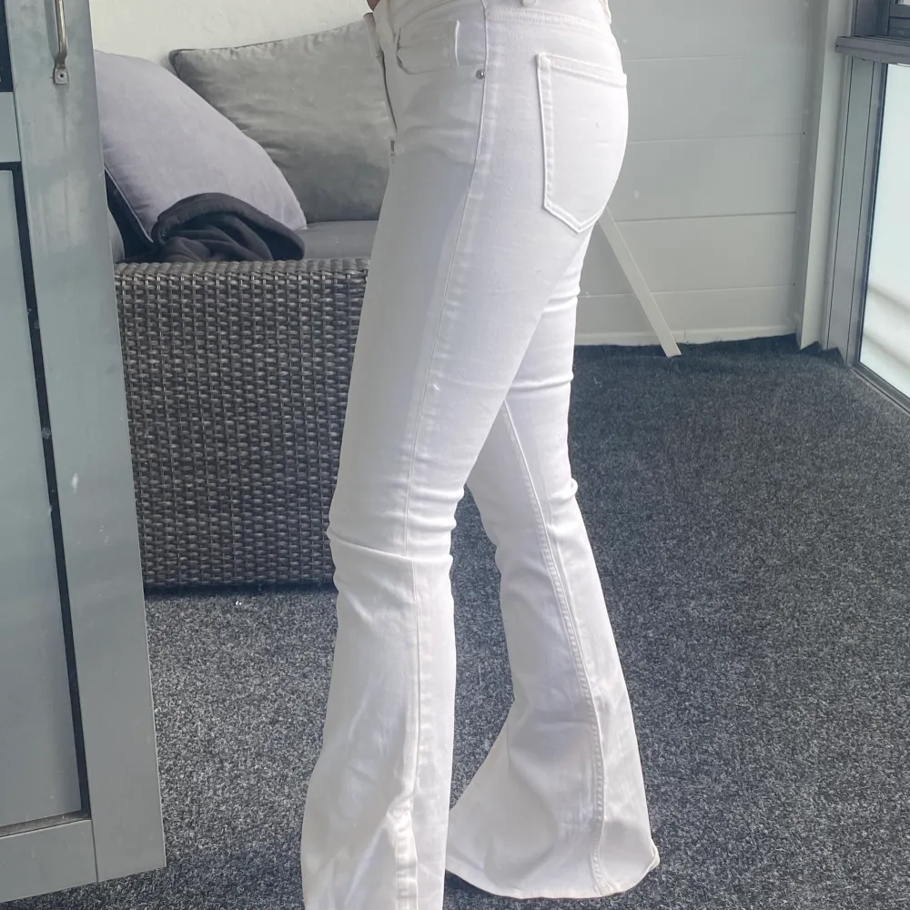 Vita bootcut jeans med slits från Zara. Endast provade med lapp kvar. Köparen står för ev fraktkostnad🌸. Jeans & Byxor.