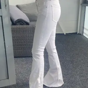 Vita bootcut jeans med slits från Zara. Endast provade med lapp kvar. Köparen står för ev fraktkostnad🌸