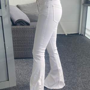 Vita bootcut jeans med slits från Zara. Endast provade med lapp kvar. Köparen står för ev fraktkostnad🌸
