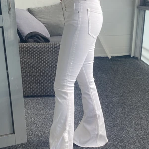 Bootcut jeans - Vita bootcut jeans med slits från Zara. Endast provade med lapp kvar. Köparen står för ev fraktkostnad🌸