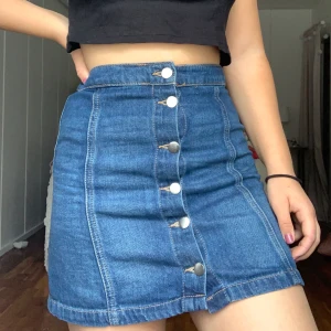 Kjol från HM, strl xs  - Jeanskjol med knappar från hm, storlek xs. Är tyvärr lite för liten för mig. köparen står för frakten. 