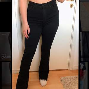 svarta bootcut jeans från Gina Tricot. är storlek L men sitter som en M