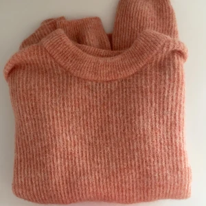 Stickad tröja - Asball färg, iprincip aldrig använd, lite oversize, köpt för 299, budet ligger på 100kr just nu, köp direkt för 200+frakt ifall inte budet överstiger💞💞