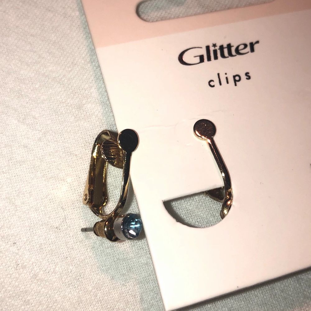 KOLLA HIT!😍😍! Ass snygga clips- örhängen!! Man kan sätta i massor av olika örhängen i de, örhängen som inte hänger eller örhängen som ”hänger”!!! Man kan välja vart på örat de ska sitta😍😍😍😍 obs de blå örhänget följer ej med!. Accessoarer.