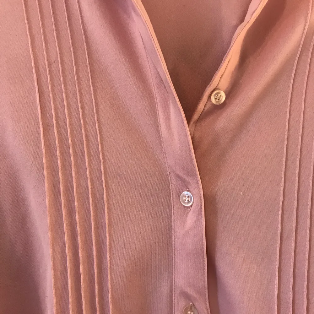 Fett fin rosa skjorta som köptes i en vintagebutik i Malmö förra året. Säljs då den inte kommer till så stor användning:/ men ärligt talat absolut ett av mina bättre secondhand köp!!! Står att den är strl 42 men skulle snarare säga 38/40. Skjortor.