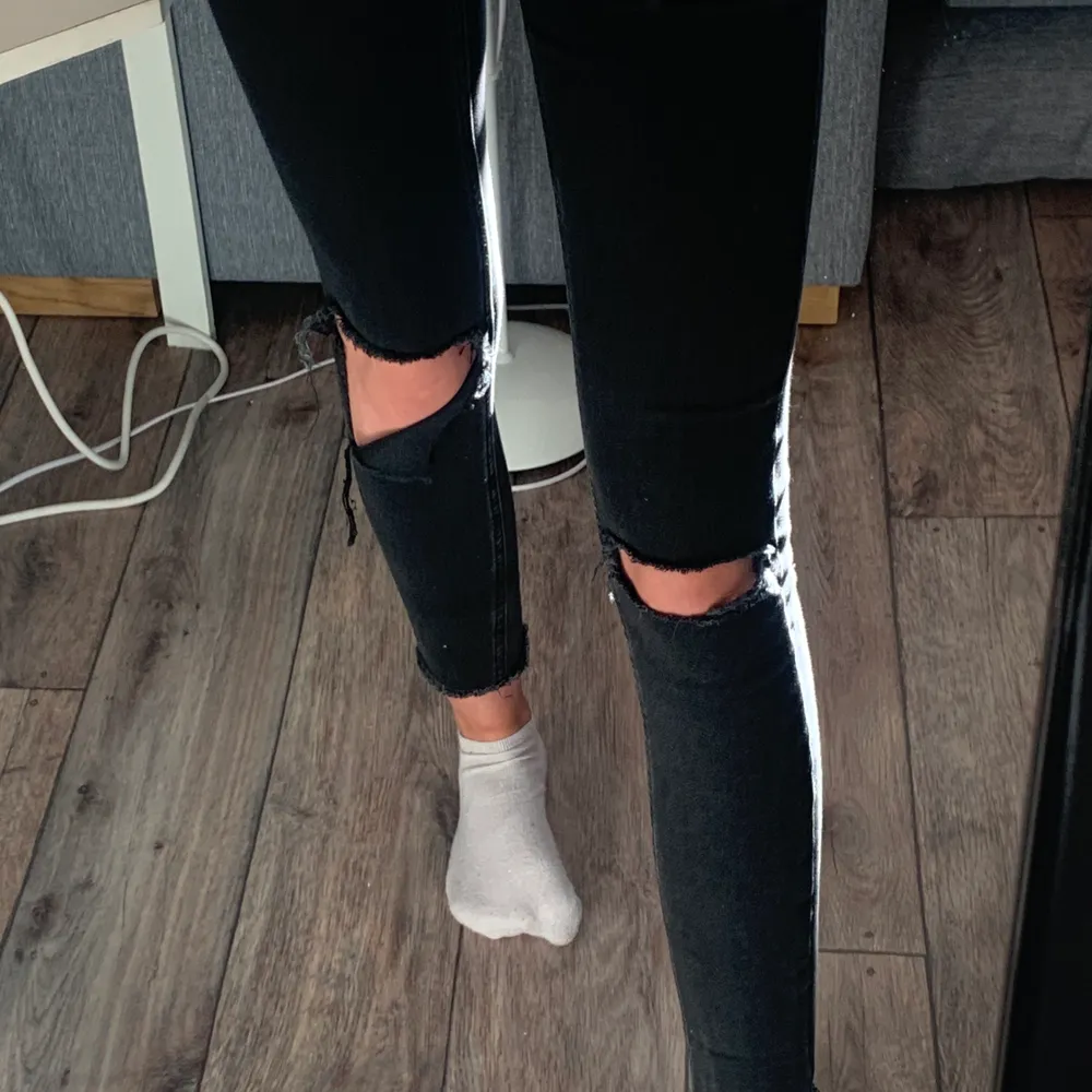 suuuperfina jeans med lite slitningar på knän och längst ner i en superfin tvätt. Tyvärr är de lite för korta för mig:( de är i strlk 38, men passar mig som har xs (förutom i längden då, men jag har väldigt långa ben)🥰. Jeans & Byxor.