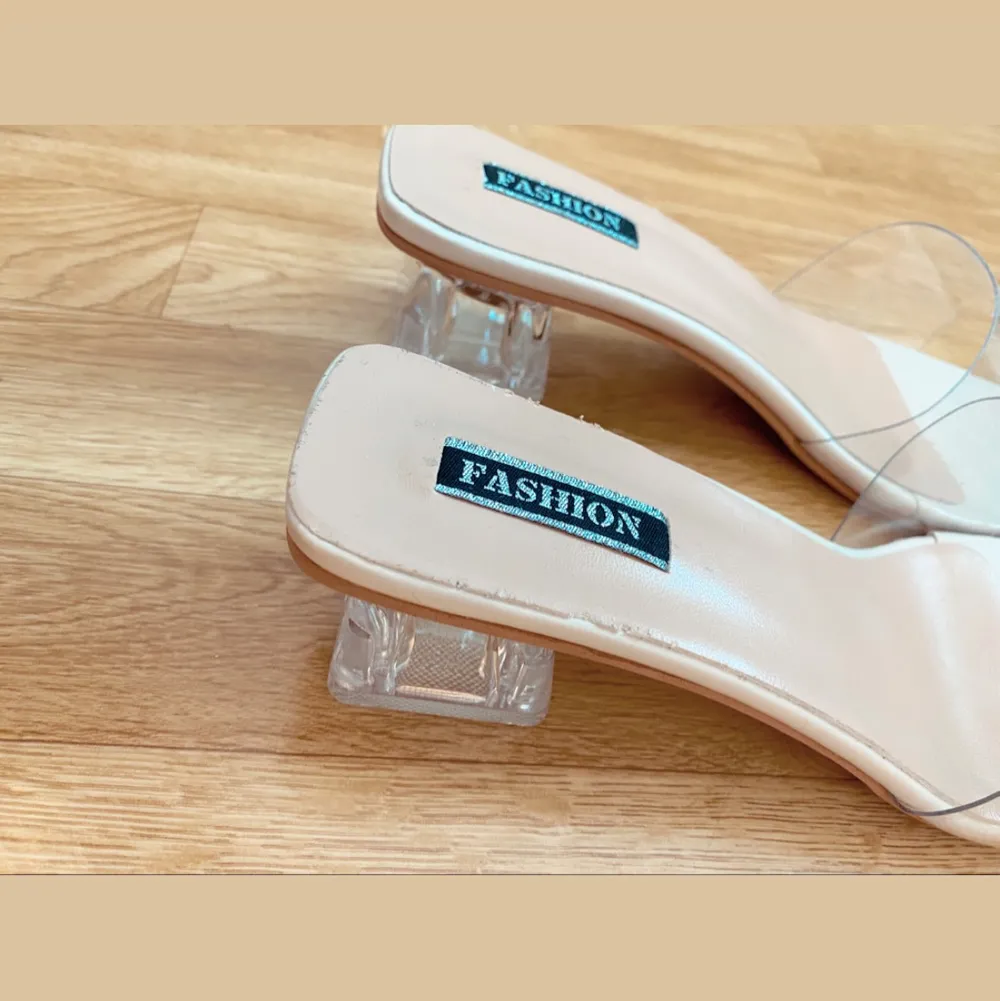 Skitsnygga eleganta sandaler, oanvända  Strl 40 (har ett par till i strl 39)                                  Köpta för 499kr st  Först till kvarn ❣️ kolla gärna mina andra annonser, säljer allt möjligt till bra priser . Skor.