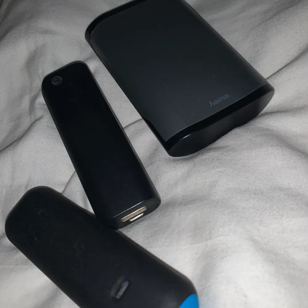 3 olika powerbanks, två lite mindre med 2600 mAh och de större är på 2900 mAh! de är lite repiga, men funkar fint ändå🥰 30kr styck eller alla för 80kr! OBS, ENDAST DET STORA KVAR!!. Accessoarer.