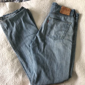 Levis vintage 501 - Ett par Levis 501 som är i storleken 33x34. Även fast de är på tok förstora för mig så har jag använt de med ett skärp, vilket funkar bra. 