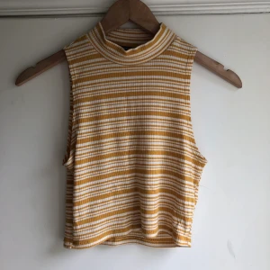 Randig croptop - Gulrandig croptop i storlek S