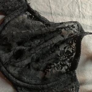 Bh - Enkel spets bh med bygel. 