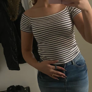Tröja - Off the shoulder tröja använd cirka 1 gång helt ny och jätte snygg. Passar S och XS