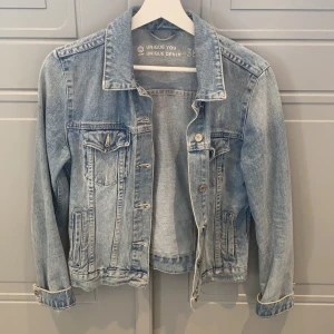 Jeansjacka  - Ljusblå jeansjacka från Cubus storlek 38 