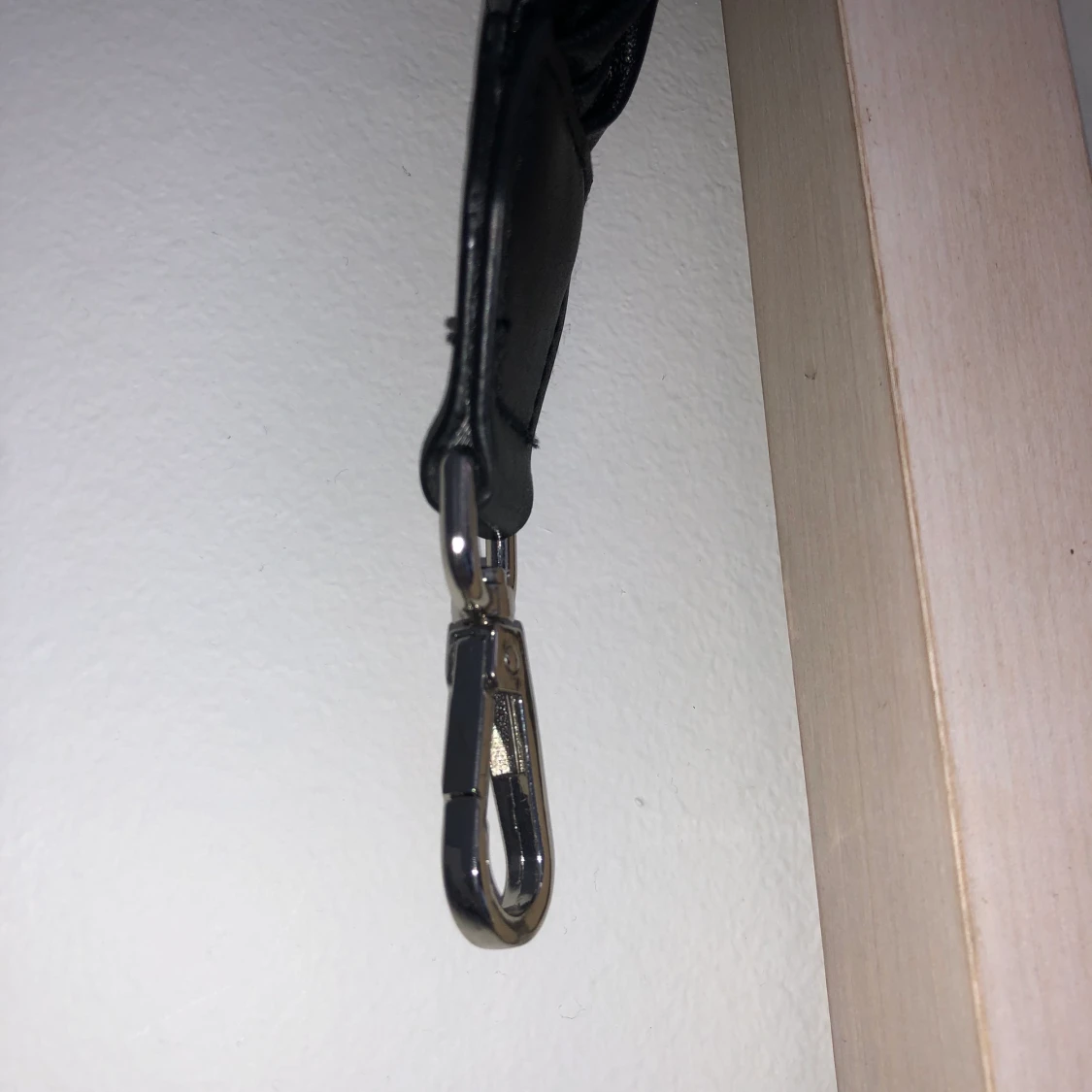 Svart axelremsband med rosett/knytning - 91