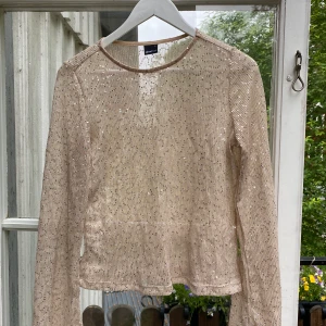 Ginatricot glitter topp storlek S - Superfin glittrig topp, tunt genomskinligt material, använd 1 gång.