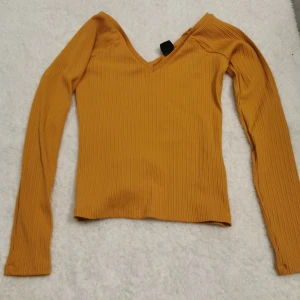 Tröja  - Från gina tricot. Storlek xs 