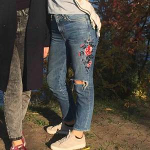 (Gamla bilder!) Säljer mina favorit-jeans pga för små. De passar strl 34-36. Blåa jeans med broderade blommor och hål på knät. Använda mycket men är i gott skick! Kan mötas upp eller frakta, köparen står för frakt✨🦋