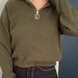 Grön stickad  - Grön stickad tröja från Bikbok. Storlek XS, normal i storlek.