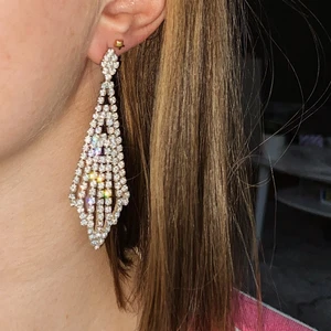 Diamant öronhängen  - Så fina öronhängerna med massa stenar/diamanter. Aldrig använda förrutom på bilden. Passar bra till fest!! 30 kr + 11 kr frakt. 🦋