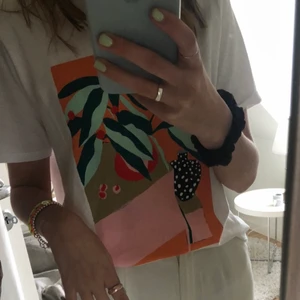 T-shirt med tryck - T-shirt med tryck från H&M, använd få gånger och inköpt för bara nån månad sen!