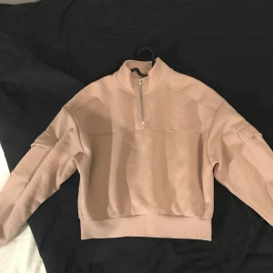 Tröja från H&M, strl S/M - En skön, långärmad tröja från H&M. Bra kvalitet med fungerande fickor på ärmarna. 
